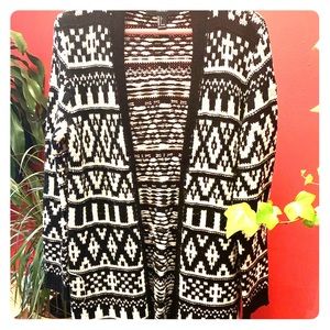 ✨2/$15✨ Forever 21 Tribal Black & white long cardi